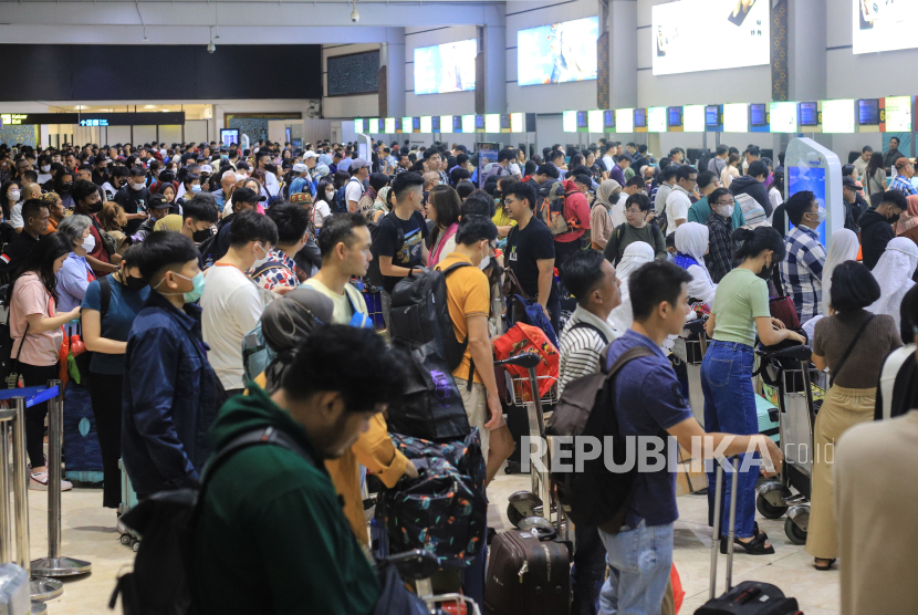 Calon penumpang pesawat antre untuk lapor diri di konter pelaporan Terminal 2 Bandara Soekarno-Hatta, Tangerang, Banten, Kamis (8/2/2024). PT Angkasa Pura II Cabang Bandara Soekarno-Hatta mencatat puncak perjalanan liburan panjang Isra Mikraj dan Imlek melalui Bandara Soetta terjadi pada Kamis (8/2) dengan total 1.020 penerbangan dan jumlah penumpang sebanyak 159.554 orang. 