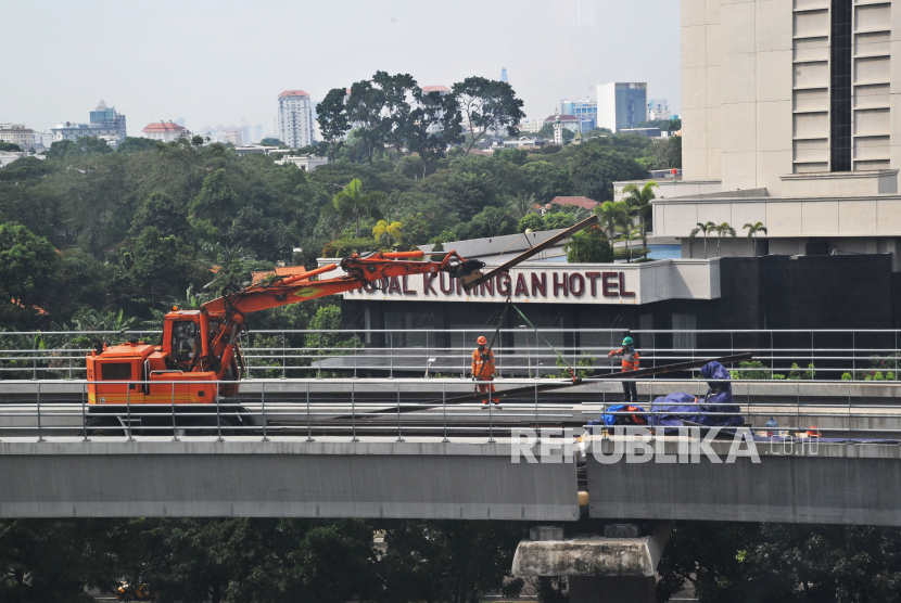 ilustrasi proyek negara yang dibiayai dengan sukuk. Pekerja menyelesaikan pembangunan prasarana Light Rail Transit (LRT) di kawasan Kuningan, Jakarta Pusat, Senin (31/5). Pemerintah Serap Rp 11 Triliun dari Lelang Sukuk
