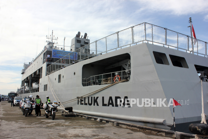 KRI Teluk Lada bersandar di Dermaga Pangkalan Armada III, Kota Sorong, Papua Barat, Jumat (10/7/2020). Kepala Staf TNI AL (Kasal) Laksamana TNI Yudo Margono dalam kunjungan kerjanya ke Armada III mengatakan Alat Utama Sistem Pertahanan (Alutsista) TNI AL masih jauh dari kata ideal terutama di wilayah Timur Indonesia, sehingga Kasal berencana menambah Alutsista untuk pertahanan laut khususnya wilayah Timur Indonesia. 