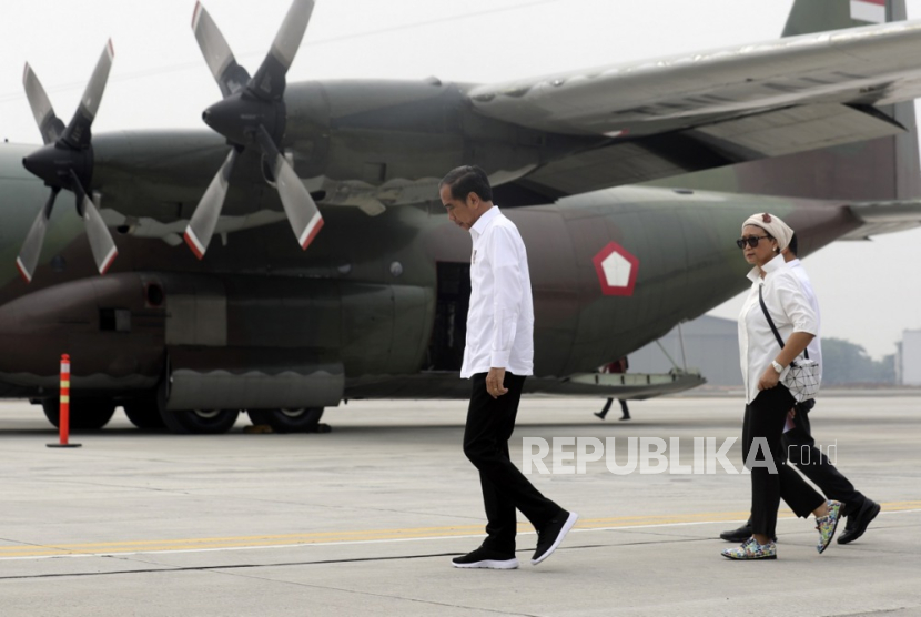 Presiden Joko Widodo meninjau bantuan untuk Palestina didampingi Menlu Retno Marsudi berlatar pesawat Hercules A130 di Lanud Halim Perdana Kusuma, Jakarta Timur, Sabtu (4/11/2023).