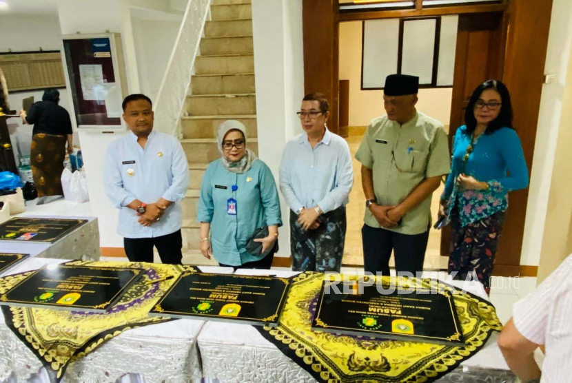 Penandatanganan prasasti peresmian perbaikan masjid dan MCK di Desa Pandansari, Kecamatan Ciawi, Kabupaten Bogor oleh PT. Medikaloka Hermina dan Pemkab Bogor, Selasa (7/3/2023).