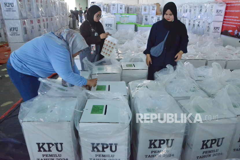 Petugas menyiapkan logistik Pemilu 2024 di Gudang Logistik KPU Kota Bandung, Jalan Ibrahim Ajie