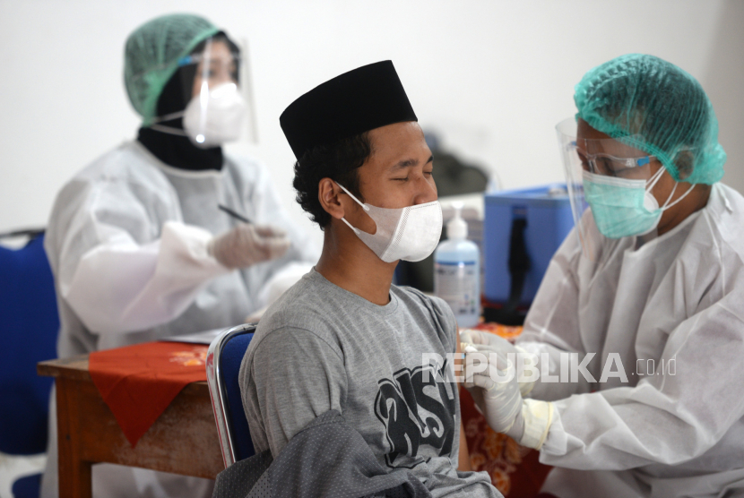 Pengurus dan pengasuh ponpes mengikuti penyuntikan vaksin Covid-19 di Pondok Pesantren Al Munawwir, Krapyak, Bantul, Yogyakarta, Rabu (31/3). Sebanyak 200 Kiai pengasuh pondok pesantren mengikuti vaksinasi Covid-19. Penyuntikan ini merupakan tahap pertama. Vaksinasi Kiai dan Ustaz ini memperbanyak sasaran vaksin untuk tenaga pendidik.