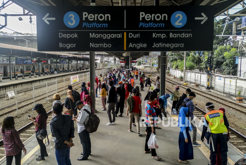 Sejumlah penumpang menunggu kereta di Stasiun Tanah Abang, Jakarta, Senin (25/5). Operasional KRL Commuter Line saat lebaran pada Ahad (24/5) dan Senin (25/5) dilakukan secara terbatas