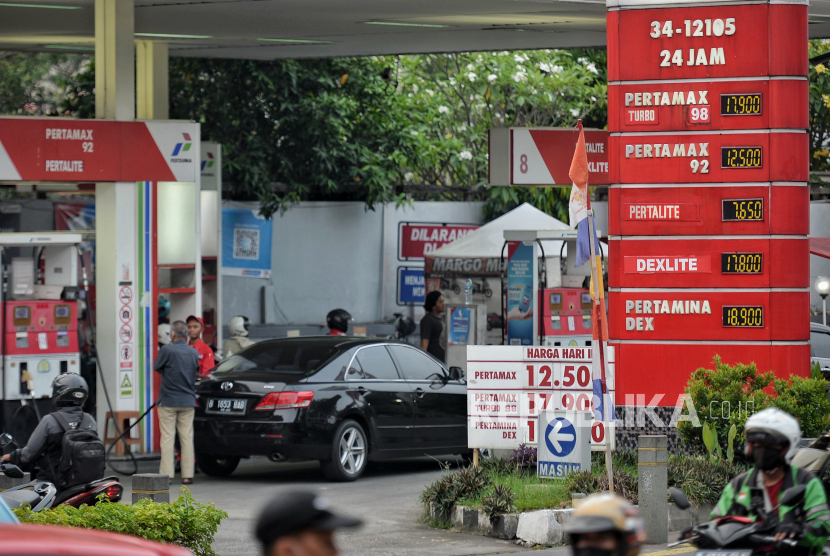 Kendaraan mengantre saat mengisi BBM jenis Pertalite di salah satu SPBU di Jakarta, Selasa (23/8/2022). Pemerintah berencana menaikan harga subsidi BBM jenis Pertalite dan Solar imbas dari beban subsidi negara yang besar. 