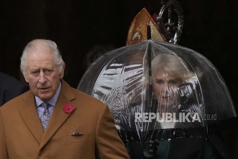  Raja Inggris Charles III dan Camilla, Permaisuri, berjalan keluar dari York Minster saat mereka pergi untuk membuka patung mendiang Ratu Elizabeth II di York, Inggris, Rabu, 9 November 2022.