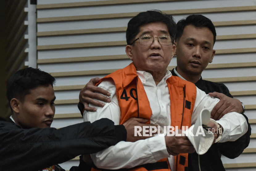Tersangka kasus dugaan suap pemberian Izin Usaha Pertambangan (IUP) Rudy Ong Chandra (tengah) dijaga petugas KPK saat akan mengikuti Konferensi Pers di Gedung Merah Putih KPK, Jakarta Selatan, Senin (25/8/2025).  Komisi Pemberantasan Korupsi (KPK) menetapkan pengusaha tambang Rudy Ong Chandra sebagai tersangka terkait kasus dugaan suap pemberian Izin Usaha Pertambangan (IUP) di Kalimantan Timur periode 2013-2018. 