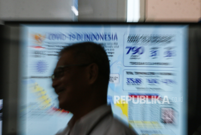 Juru Bicara Pemerintah untuk Penanganan COVID-19 Achmad Yurianto menjawab pertanyaan wartawan seusai menyampaikan keterangan pers di Graha BNPB, Jakarta, Rabu (25/3/2020). Berdasarkan data Pemerintah hingga Rabu (25/3/2020) pukul 12