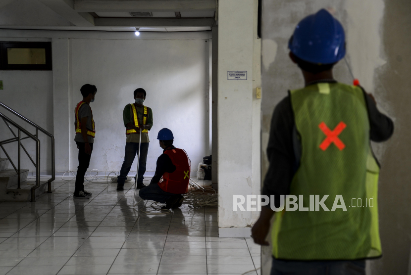 Sejumlah pekerja saat menyelesaikan persiapan Asrama Haji Pondok Gede untuk dijadikan Rumah Sakit Darurat Covid-19 di Jakarta, Rabu (7/7). RS Asrama Haji disiapkan pemerintah untuk merawat pasien bergejalan ringan hingga sedang. (ilustrasi)