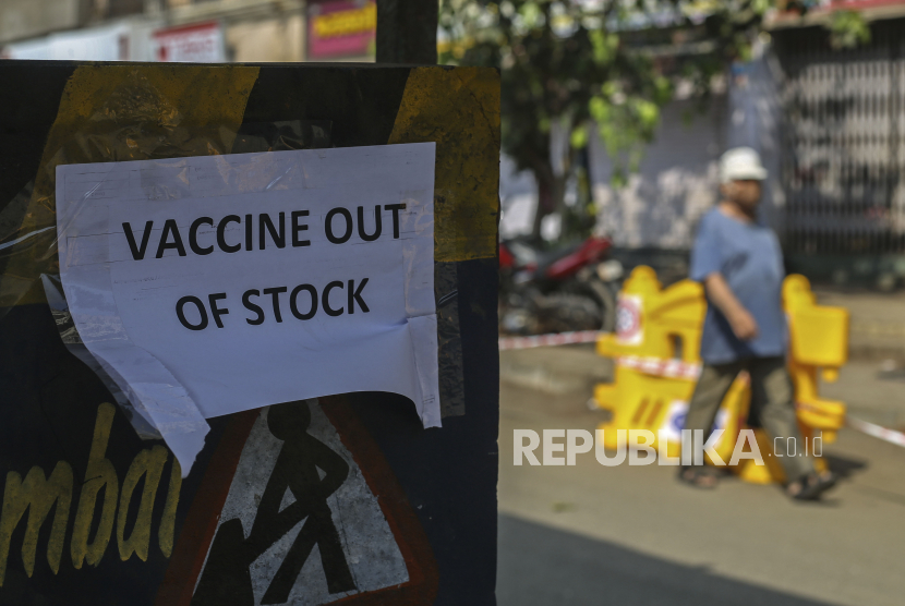 Pemberitahuan tentang kelangkaan vaksin Covid-19 di luar pusat vaksinasi di Mumbai, India, Jumat (30/4). Brihanmumbai Municipal Corporation (BMC) mengumumkan untuk menutup pusat vaksinasi selama tiga hari hingga Ahad (2/5) karena kekurangan pasokan vaksin di Mumbai. India mencatat lonjakan besar-besaran kasus baru Covid-19 dan tingkat kematian tertinggi di dunia dalam kurun waktu satu hari sejak awal pandemi.  EPA-EFE/DIVYAKANT SOLANKI