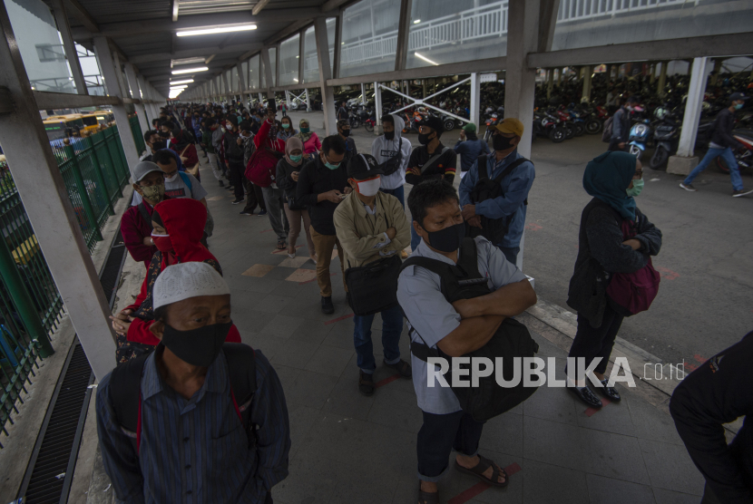 Sejumlah calon penumpang Kereta Rel Listrik (KRL) Commuterline mengantre memasuki Stasiun KA Bogor di Kota Bogor, Jawa Barat, Senin (29/6/2020). Hingga pukul 07.00 WIB tercatat 6.126 pengguna naik dari Stasiun Bogor atau meningkat tujuh persen dibandingkan Senin (29/6) Juni yang berjumlah 5.787 penumpang.