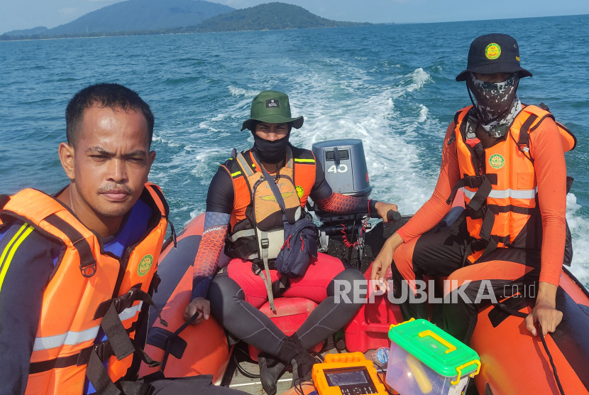 Tim SAR gabungan melakukan operasi pencarian dan evakuasi helikopter milik Polri NBO-105 yang jatuh di perairan Manggar, Belitung Timur, Kepulauan Bangka Belitung.