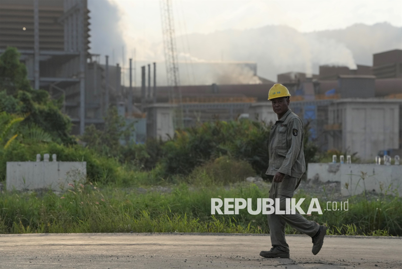 Pekerja berjalan di area tungku pembakaran nikel di salah satu perusahaan smelter di Kecamatan Morosi, Konawe, Sulawesi Tenggara.