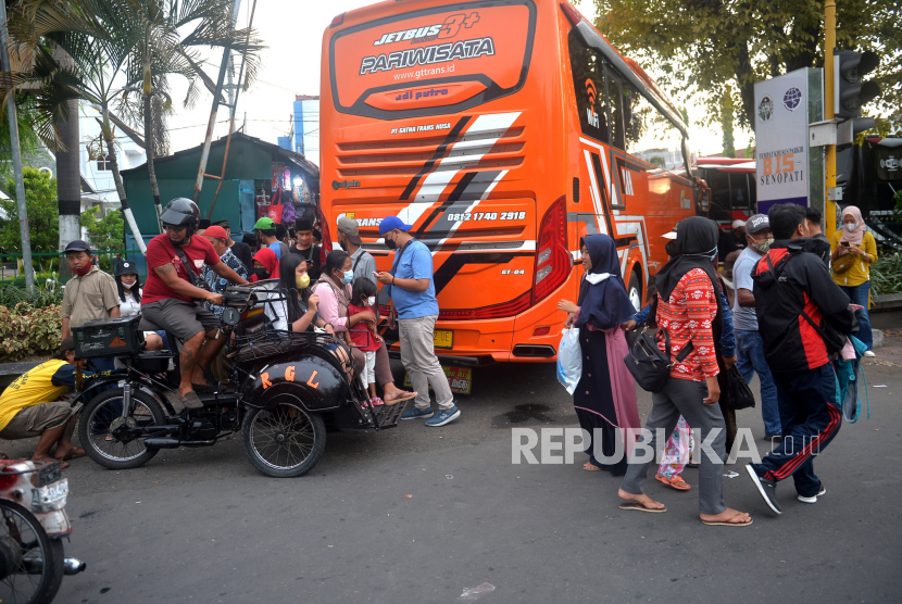 Beberapa becak membawa penumpang di area parkir bus Senopati, Yogyakarta.