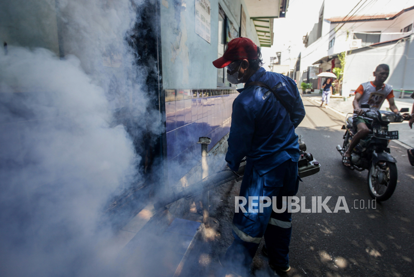 Petugas melakukan pengasapan (fogging) pada kawasan pemukiman padat penduduk. Sudinkes Jakarta Barat meminta warga untuk mewaspadai penyakit DBD.