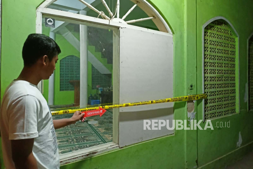 Polisi melakukan olah TKP di Masjid Jami Al Hidayah, Kelurahan Panglayungan, Kecamatan Cipedes, Kota Tasikmalaya, yang diduga menjadi sasaran aksi perusakan, Rabu (30/8/2023). 