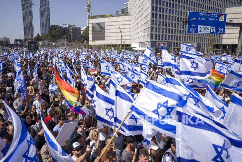  Warga Israel memprotes rencana pemerintah baru Perdana Menteri Benjamin Netanyahu untuk merombak sistem peradilan, di Tel Aviv, Israel, Rabu (1/3/2023).