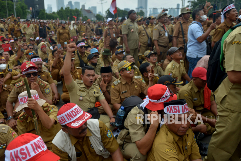 Sejumlah kepala desa dari berbagai daerah mealakukan aksi unjuk rasa di depan Gedung DPR, Senayan, Jakarta Pusat, Selasa (17/1/2023).