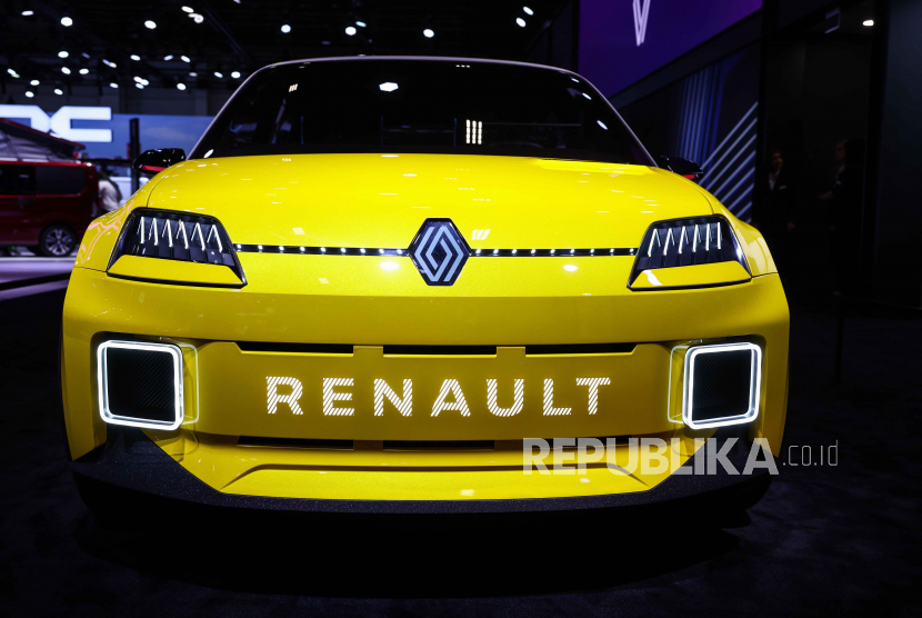 Renault R5 hybrid karya pembuat mobil Prancis Renault ditampilkan saat peresmian Brussels Motor Show 2023, di Brussels, Belgia, 13 Januari 2023. Renault SA sedang dalam tahap akhir pembicaraan dengan Nissan Motor Co untuk menurunkan sahamnya di mitra Jepang menjadi 15 persen.