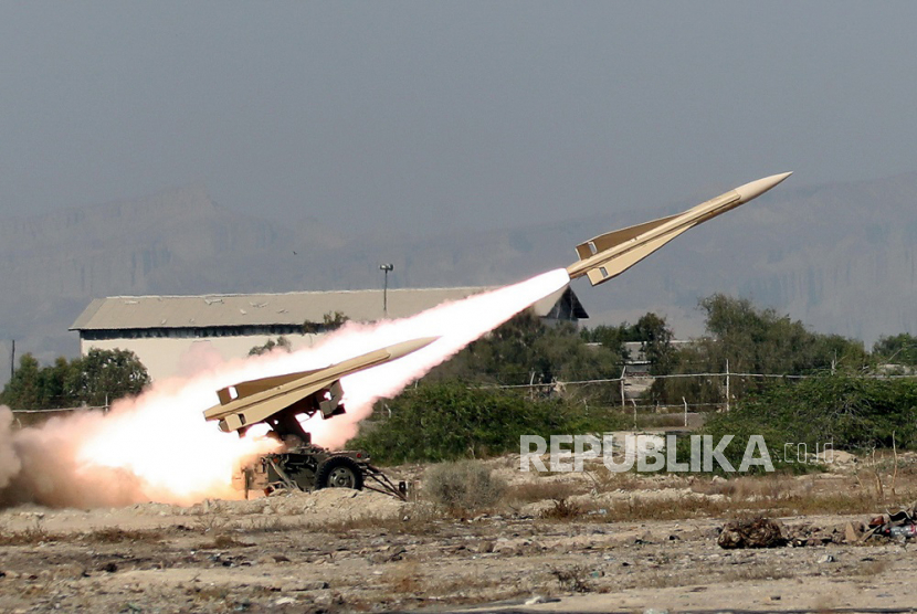 Sebuah foto selebaran yang disediakan oleh situs web resmi Angkatan Darat Iran menunjukkan, rudal Shalamcheh Iran ditembakkan selama latihan militer di Teluk Persia, dekat selat strategis Hormuz, Iran selatan. Ilustrasi.