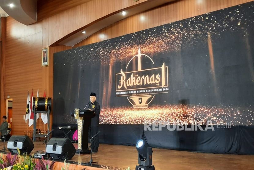Ketua Majelis Syura Partai Ummat Amien Rais menyampaikan pidato politiknya dalam acara Rakernas Pertama Partai Ummat di Asrama Haji Pondok Gede, Jakarta, Senin (13/2/2023). 