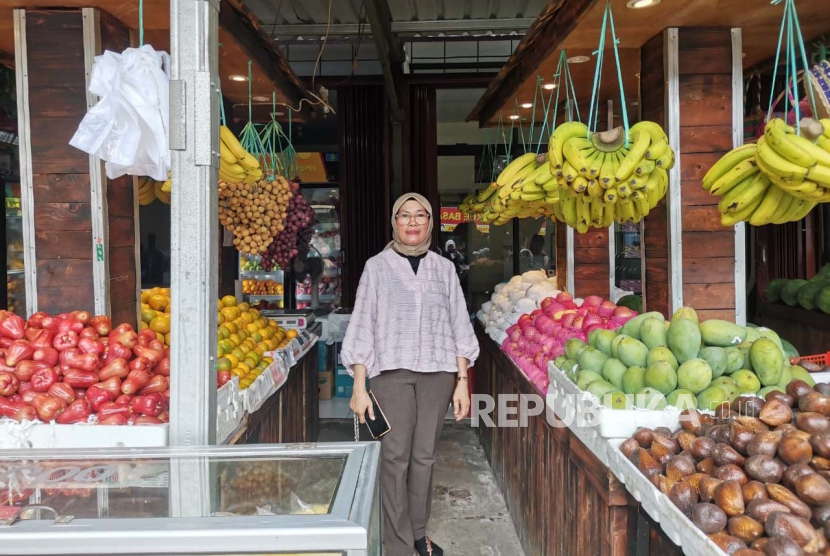 Mimin Rusmini pemilik toko buah Arum Segar yang berada di wilayah Poltangan, Jakarta Selatan, yang menjadi salah satu debitur PT Bank Rakyat Indonesia Tbk. 