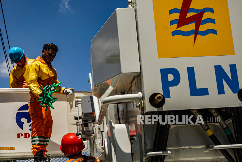 Petugas PLN Jayapura menata peralatan setelah memperbaiki listrik di sepanjang ruas jalan pantai Hamadi, Kota Jayapura, Papua, Kamis (7/1/2021). PT PLN (Persero) membuka lowongan pegawai khusus bagi putra dan putri asli Bumi Cenderawasih (Orang Asli Papua/OAP) di wilayah Papua dan Papua Barat. Rekrutmennya sudah dibuka sejak 22 Mei 2023 hingga 2 Juni 2023.