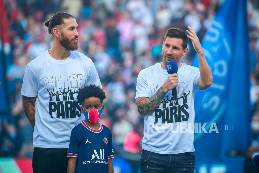 Sergio Ramos (kiri) dan Lionel Messi (kanan) dari Paris Saint-Germain selama presentasi mereka sebelum pertandingan sepak bola Ligue 1 Prancis antara Paris Saint Germain dan Strasbourg di stadion Parc des Princes di Paris, Prancis, 14 Agustus 2021.