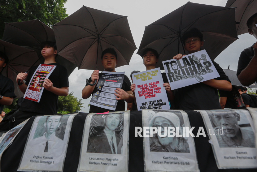 Aksi Kamisan di Depan Istana Merdeka Suarakan Penolakan Revisi KUHAP