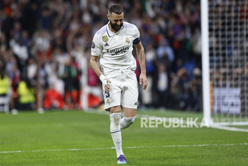 Penyerang Real Madrid Karim Benzema merayakan golnya.