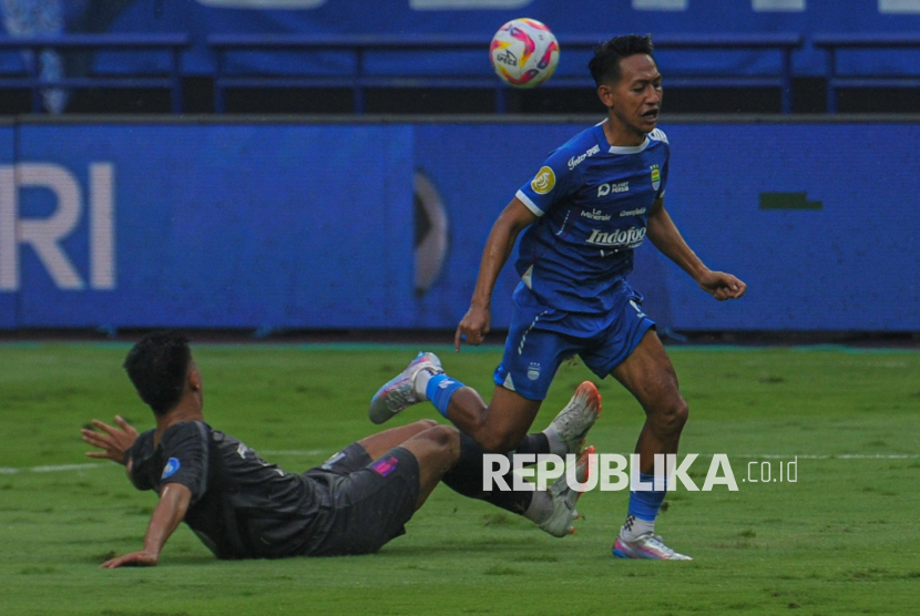 Pemain Persib Bandung Beckham Putra (kanan).