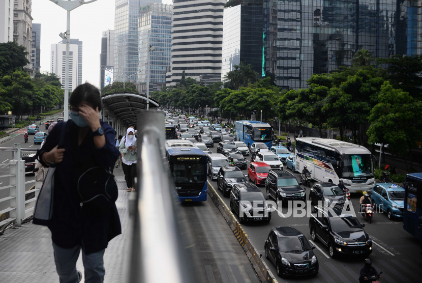 Sejumlah kendaraan terjebak kemacetan  di Jalan Jenderal Sudirman, Jakarta.