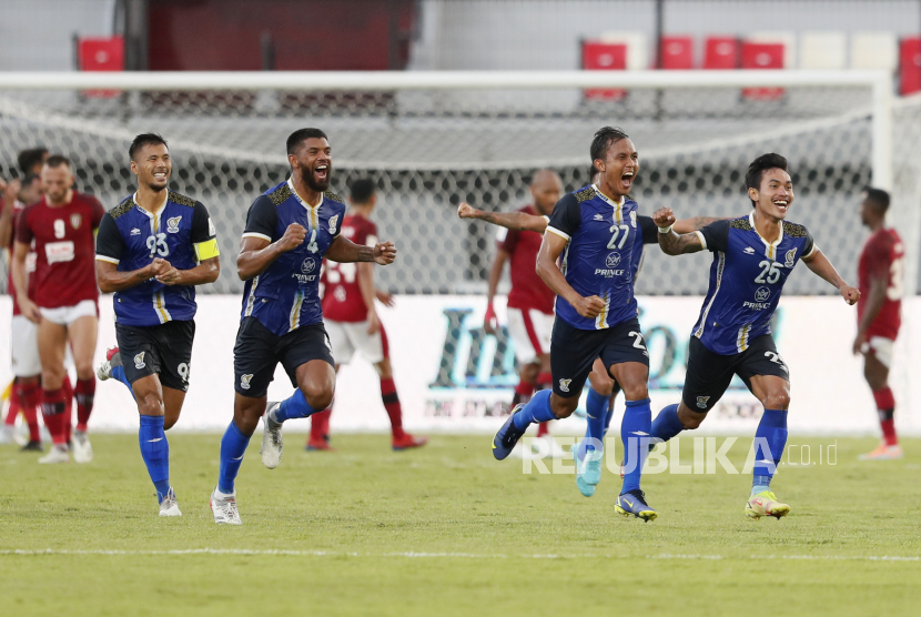 Para pemain Visakha FC berselebrasi setelah mencetak gol selama pertandingan sepak bola Grup G Piala AFC antara Bali United dan Visakha di Bali, Indonesia, 27 Juni 2022. Visakha menang telak 5-2 di laga tersebut.