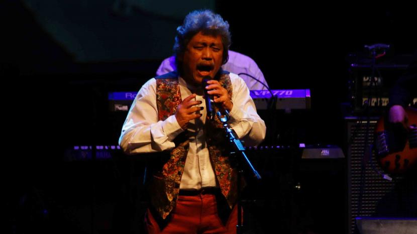 Penyanyi Sam Bimbo bernyanyi dalam acara solidaritas untuk korban bencana di Palu dan Lombok di Jakarta