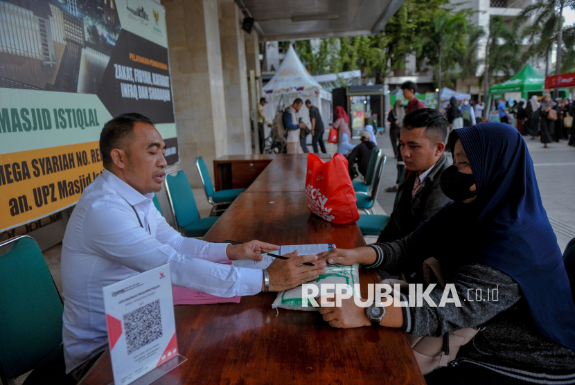 Warga membayar zakat fitrah di Unit Pelayanan Zakat (UPZ) Masjid istiqlal, Jakarta, Selasa. (18/3/2025). Pada bulan suci Ramadhan, selurih umat muslim yang mampu wajib mengeluarkan zakat fitrah sebesar 2,5 hingga 3 kilogram bahan makanan pokok per orang atau di Indonesia biasanya berupa beras atau uang dengan nominal yang sama. Sementara, untuk di masjid Istiqlal, besaran zakat per orang senilai Rp50 ribu per orang atau menggunakan beras dengan harga yang sama. 