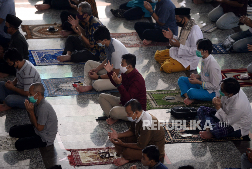 Sejumlah umat Islam berdoa usai menunaikan sholat Jumat berjamaah. Untuk pertama kalinya sejak PSBB berakhir masjid di Banjarmasin gelar sholat Jumat. Ilustrasi.