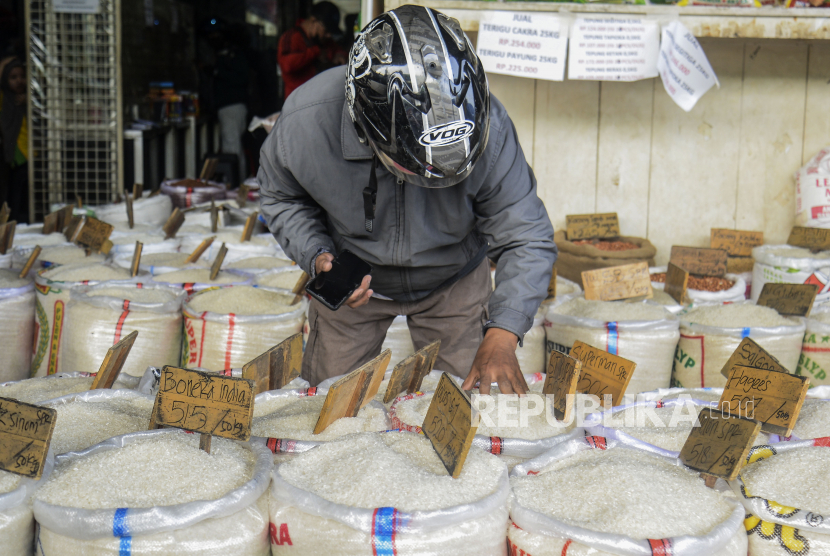 Warga saat akan membeli beras di Pasar Induk Beras Cipinang, Jakarta (ilustrasi). 