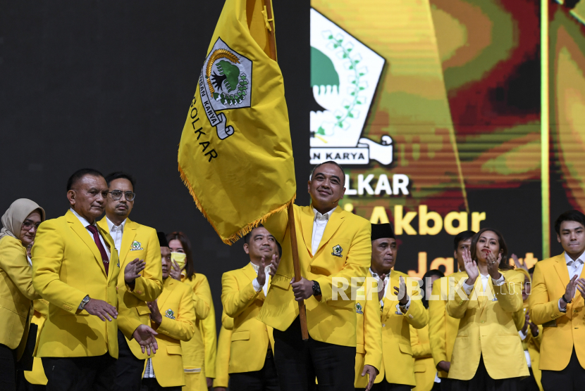Ketua DPD DKI Jakarta Ahmed Zaki Iskandar (tengah) membawa bendera Partai Golkar usai pelantikan dalam Rapat Kerja Daerah  sekaligus Rapat Pimpinan Daerah di Senayan, Jakpus, Ahad (28/8/2022). 