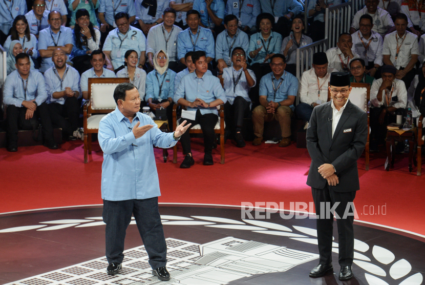 Gestur capres nomor urut 2 Prabowo Subianto dan capres nomor urut 1 Anies Baswedan saling sanggah saat sesi debat perdana di halaman gedung Komisi Pemilihan Umum (KPU), Jakarta, Selasa (12/12/2023).