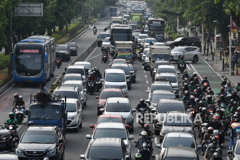 Sejumlah kendaraan memadati Jalan Kramat Raya, Jakarta Pusat, Selasa (30/8/2022). Kementerian Dalam Negeri (Kemendagri) menyatakan bahwa seluruh daerah di Indonesia statusnya berada pada level 1 untuk perpanjangan pemberlakuan pembatasan kegiatan masyarakat (PPKM) wilayah Jawa-Bali dan luar Jawa-Bali.
