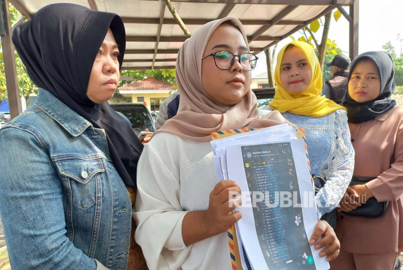 Puluhan ibu-ibu di Kota Bandung diduga menjadi korban penipuan lelang arisan bodong dan sudah melaporkan ke Polda Jawa Barat. 