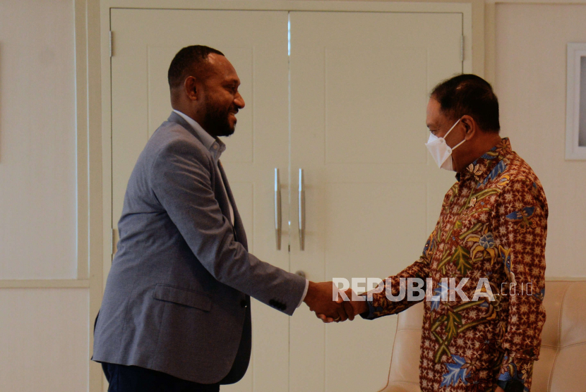 Menteri Pemuda dan Olahraga Zainudin Amali (kanan) bersalaman dengan Manajer Persipura Jayapura Yan Permenas Mandenas saat menemui perwakilan klub sepak bola liga 2 di Kantor Kementerian Pemuda dan Olahraga, Jakarta, beberapa waktu lalu.