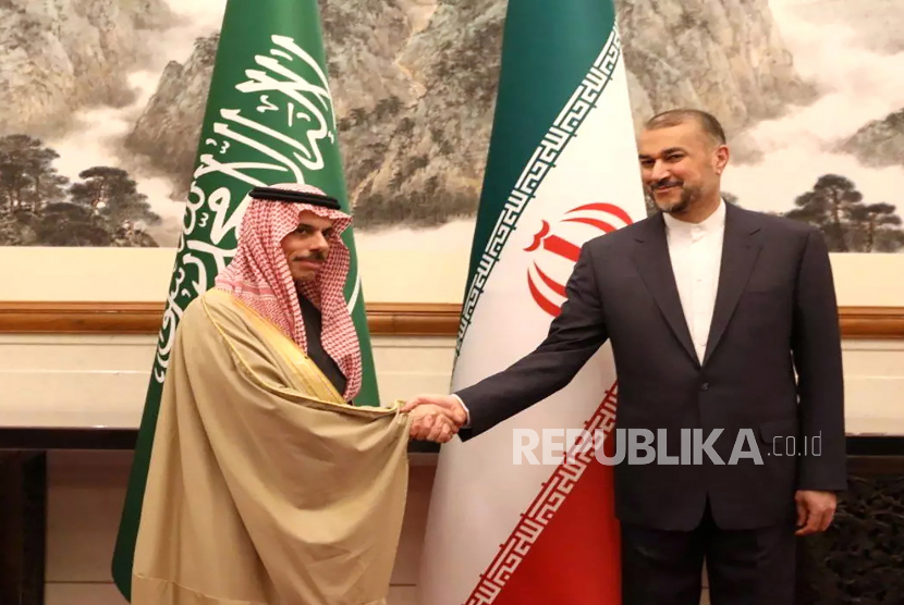 Foto selebaran yang disediakan oleh kantor kementerian luar negeri Iran menunjukkan Menteri Luar Negeri Iran Hossein Amir-Abdoulahian (kanan) berjabat tangan dengan mitranya dari Saudi Pangeran Faisal bin Farhan Al Saud (kiri) selama pertemuan di Beijing, China, 06 April 2023. 
