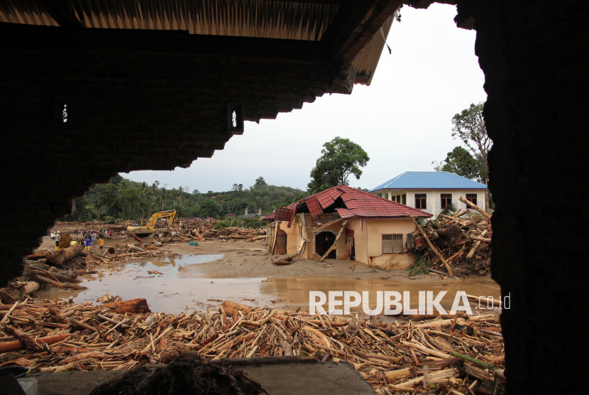 Kondisi rumah warga yang rusak akibat banjir bandang di Kecamatan Batang Toru, Kabupaten Tapanuli Selatan, Sumatera Utara, Jumat (28/11/2025). BPBD Tapanuli Selatan mencatat hingga Jumat (28/11/2025) sebayak 32 orang meninggal dunia diwilayahnya akibat banjir bandang pada Selasa (25/11/2025). 