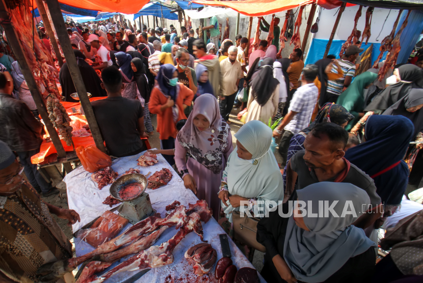 Warga memadati pasar untuk membeli daging sapi pada perayaan tradisi Meugang Ramadhan 1443 Hijriah di Lhokseumawe, Aceh. Jumat (1/4/2022). Perayaan Meugang merupakan tradisi membeli daging sapi tanpa perbedaan kaya dan miskin, lalu dimasak sebagai hidangan istimewa keluarga yang dilaksanakan tiga kali dalam setahun, yakni datangnya Ramadhan, Hari Raya Idul Fitri, dan Idul Adha. 