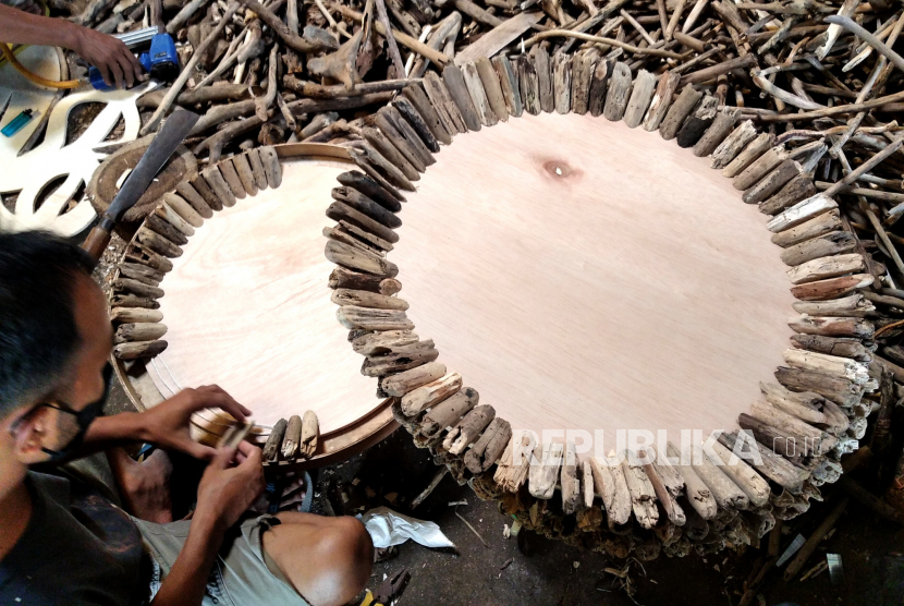 Pekerja membuat kerajinan homedecor di Driftwood Craft, Kasihan, Bantul, Yogyakarta.