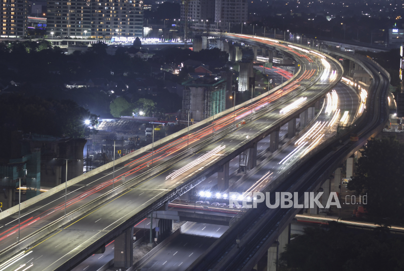 Sejumlah kendaraan melintas di tol Jakarta-Cikampek layang (elevated), Bekasi, Jawa Barat, Jumat (1/1/2021). Arus balik libur Natal dan Tahun Baru di Tol Jakarta-Cikampek I dan II terpantau ramai lancar. 