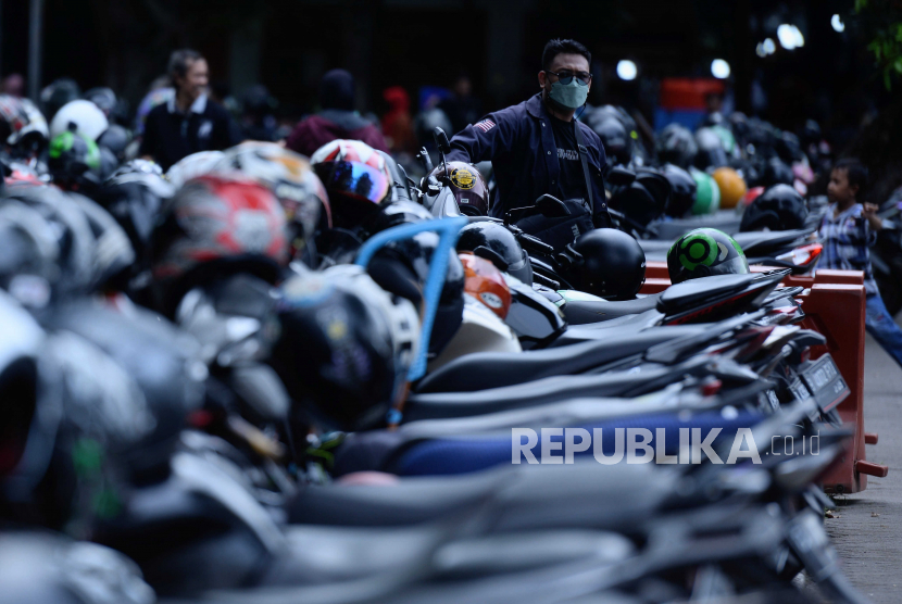 Pencurian helm motor yang terparkir di Pasar Citeureup 2, Kabupaten Bogor, Jumat (3/11/2023), berhasil digagalkan.