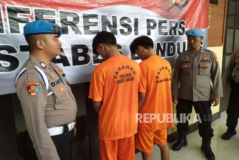 Dua tersangka kasus pembacokan dihadirkan saat pengungkapan kasus di Markas Polrestabes Bandung, Kota Bandung, Jawa Barat, Jumat (3/3/2023).