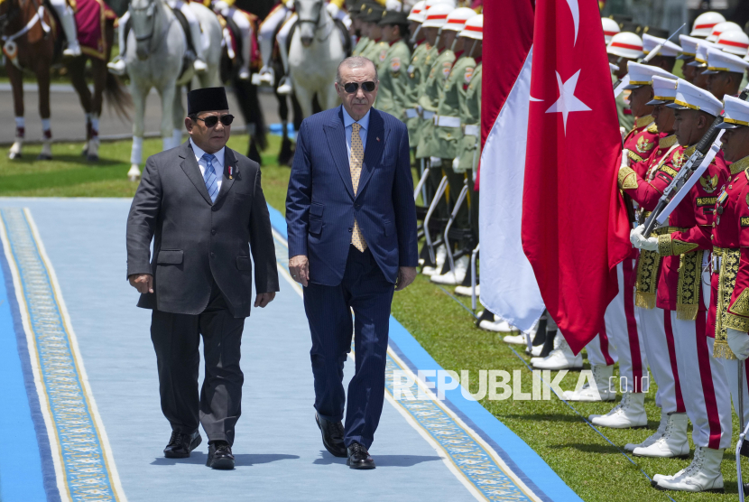 Presiden Prabowo Subianto (kiri) dan Presiden Turki Recep Tayyip Erdogan (kedua kiri) memeriksa pasukan saat kunjungan kenegaraan di Istana Bogor, Bogor, Jawa Barat, Rabu (12/2/2025). Kunjungan kenegaraan Presiden Erdogan ke Indonesia untuk membahas sejumlah kerja sama antara kedua negara.